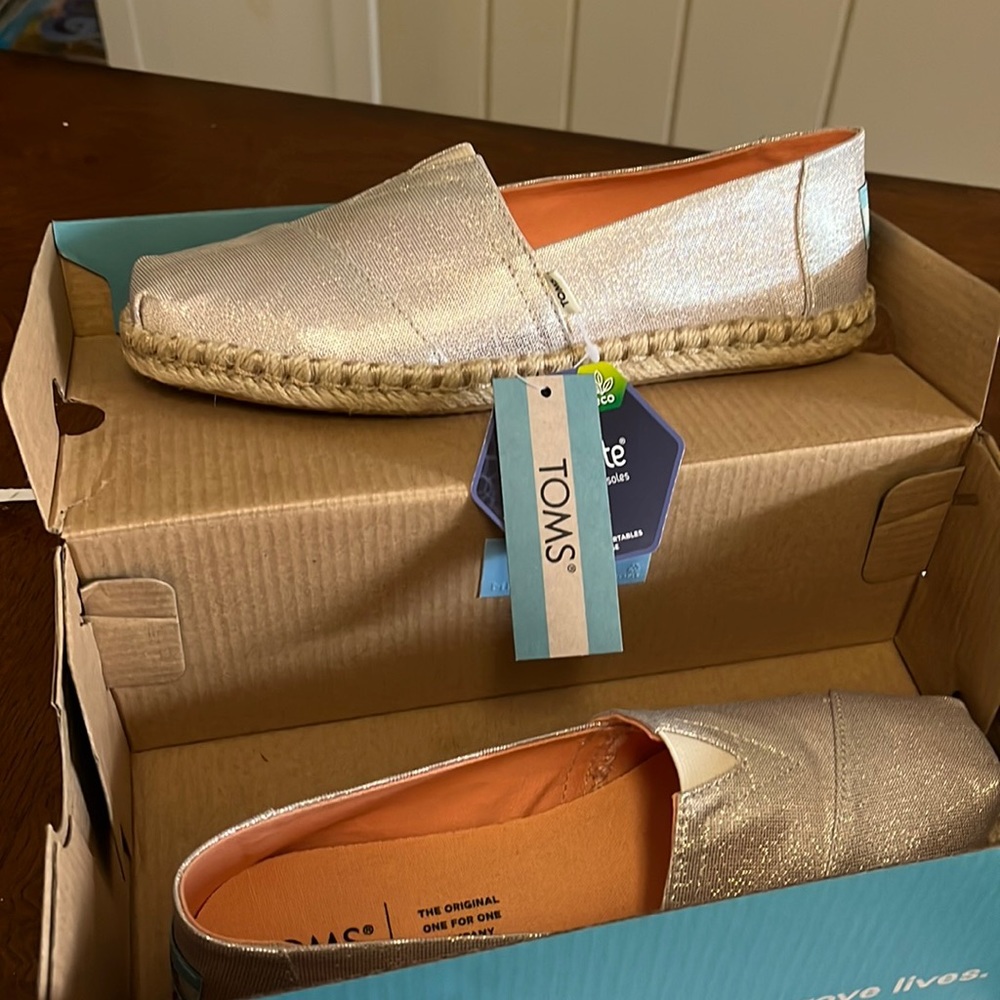 Toms NWT size 5.5